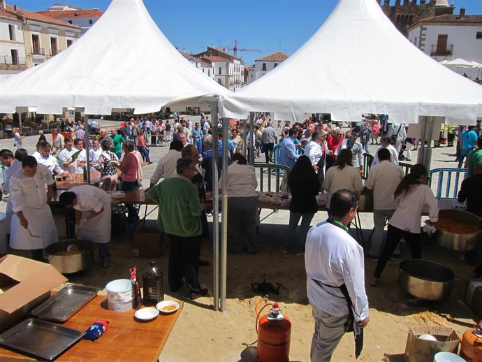 Degustación de migas extremeñas en la Plaza Mayor de Cáceres