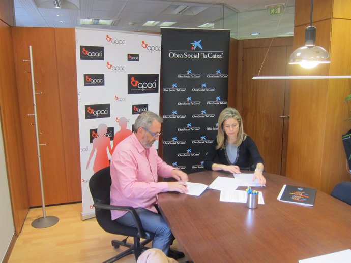 Benjamin Álvarez y Ana Argüelles firmando el convenio entre La Caixa y Apaci.