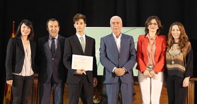Luciano Alonso con los alumnos galardonados en la 'Spainskills'