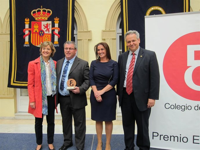 Tejerina entrega un premio a la cooperativa Vicasol