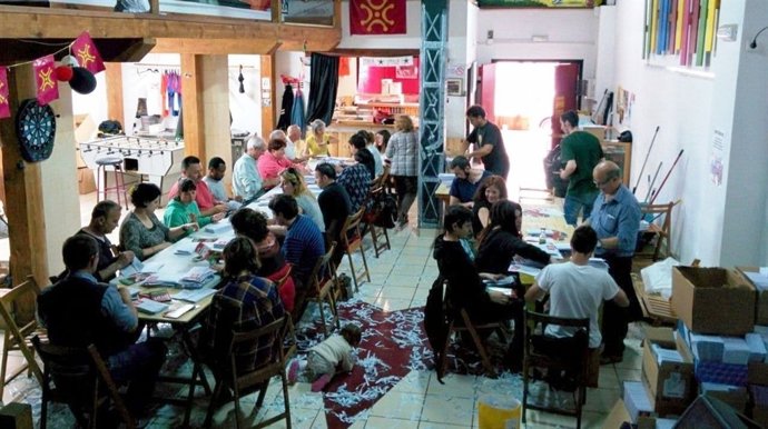 Voluntarias de ACPT con los sobres electorales