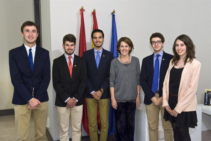 Barcina con los integrantes del equipo ganador del certamen.