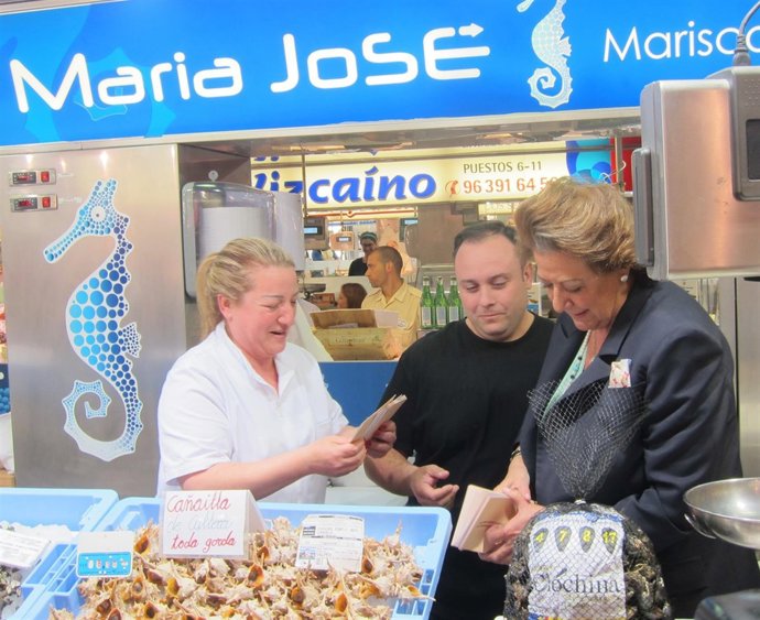 Barberá reparte papeletas durante su visita al Mercado Central 