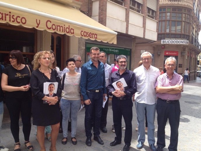 Maíllo (centro) con miembros de la candidatura de IU en Lucena
