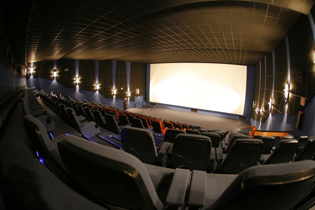 Ocho salas de cine y tecnología 4D en el centro S'Estada de Mallorca Ocho salas de cine y tecnología 4D en el centro S'Estada de Mallorca