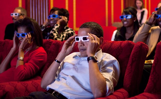 Obama viendo cine en 3D