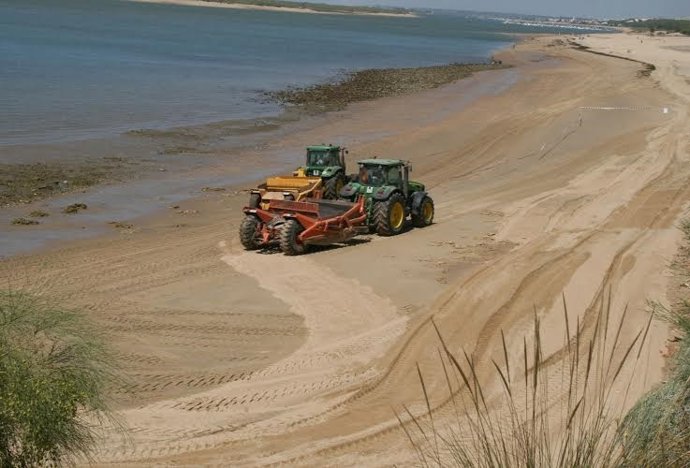 Regeneración de playas de Cartaya, en Huelva.