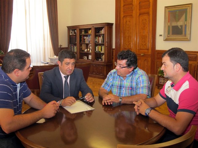 Reyes en la reunión con responsables del Martos Club Deportivo.