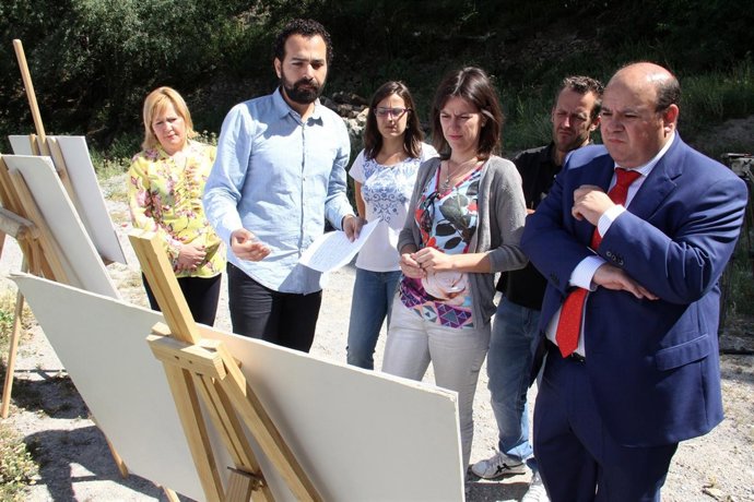 El diputado viendo los planes de las nuevas VPO