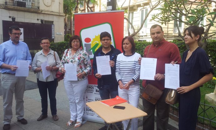 Candidatos de IU firman el pacto local contra la exclusión socia