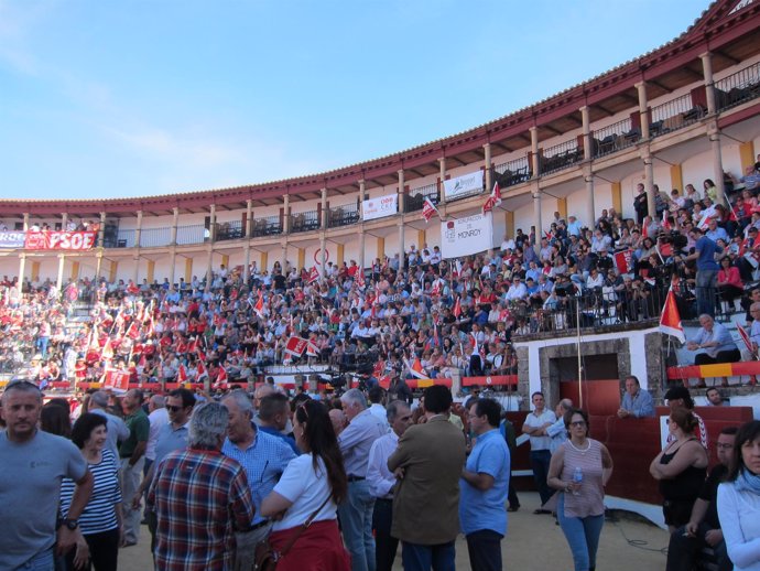 Mitin del PSOE en la Plaza de Toros de Cáceres