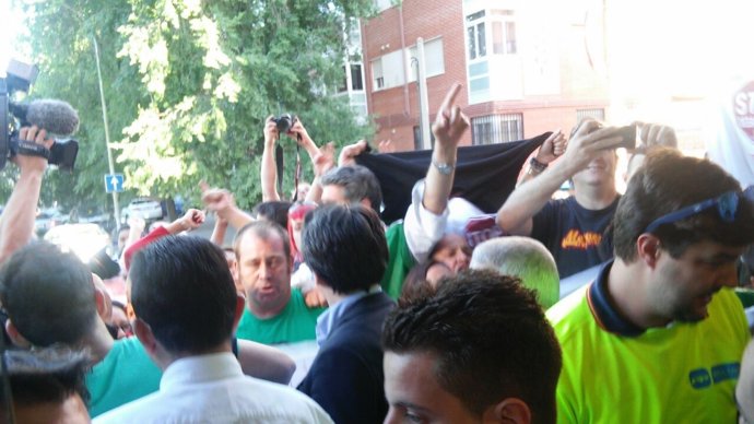 Activistas de la PAH contra Aguirre