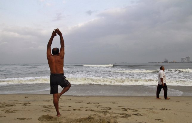 Hombre se relaja en la playa