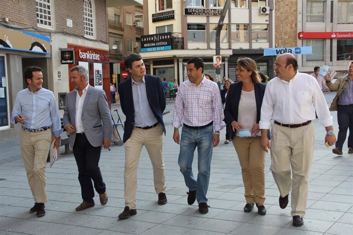 Juanma Moreno y Sebastián Pérez junto a miembros del PP de Motril