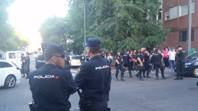 Efectivos policiales contienen protesta de la PAH en acto de campaña de Aguirre