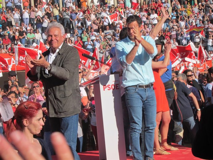 Felipe González y Pedro Sánchez en un mitin en Cáceres