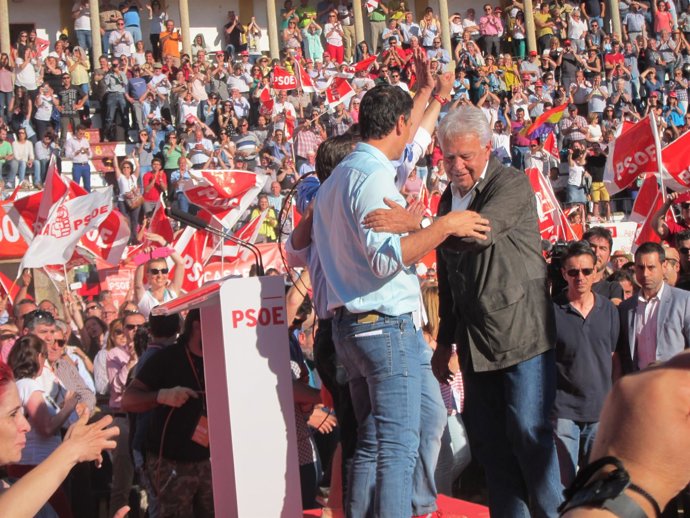 Felipe González en un mitin con Pedro Sánchez