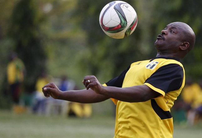 Nkurunziza juega un partido de fútbol con amigos a pesar de las protestas