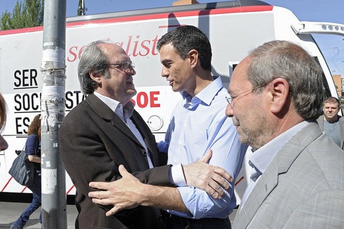 Pedro Sánchez y Ángel Gabilondo antes del mitin del PSOE en Fuenlabrada (Madrid)