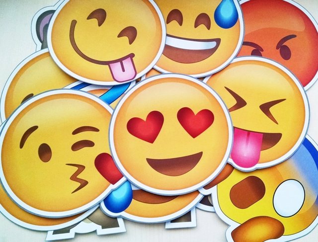 como hacer emojis de facebook