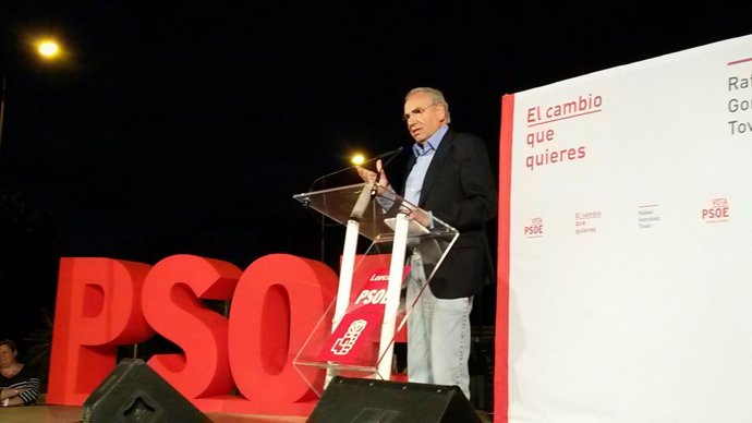 El dirigente histórico del PSOE, Alfonso Guerra, en un mitin en Lorca