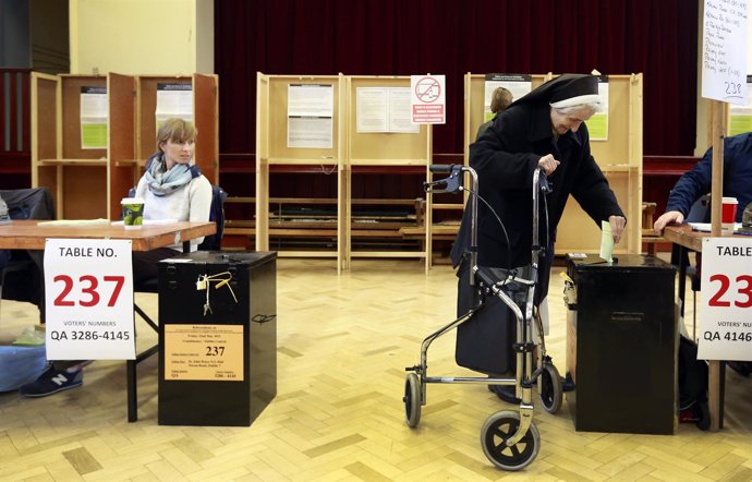 Abren los colegios electorales en Irlanda