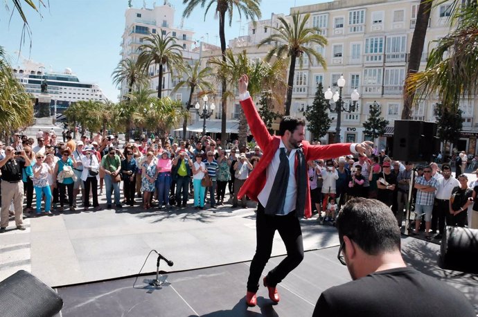 El Ayuntamiento de Cádiz bate el récord de turistas atendidos en un solo día