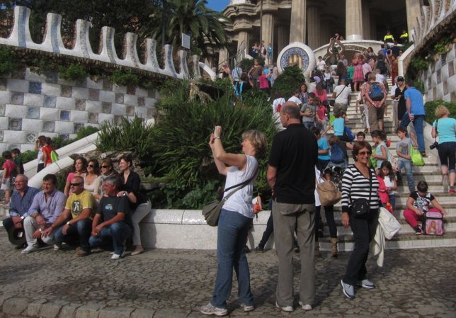 El parque Güell de Barcelona repleto de turistas