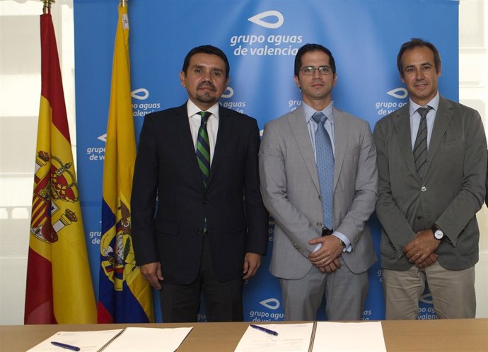 Firma del acuerdo entre Aguas de valencia y la empresa de aguas de Ecuador