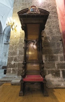 Cátedra Episcopal con el nuevo escudo