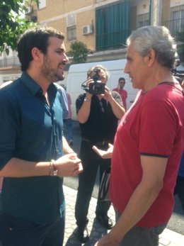 Garzón este viernes durante un paseo electoral en Sevilla