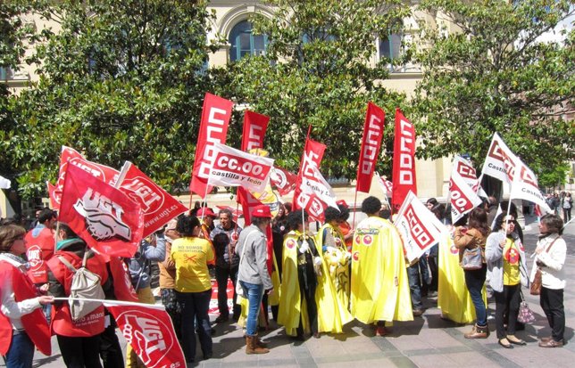 Los trabajadores de Correos ante la oficina postal central de Valladolid