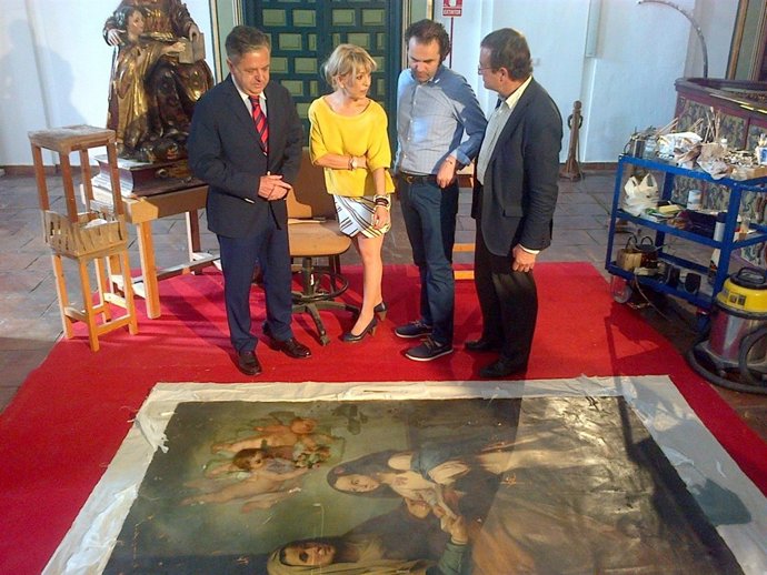 Fuentes contempla el trabajo de la restauradora, junto a Mellado y Gómez de Hita