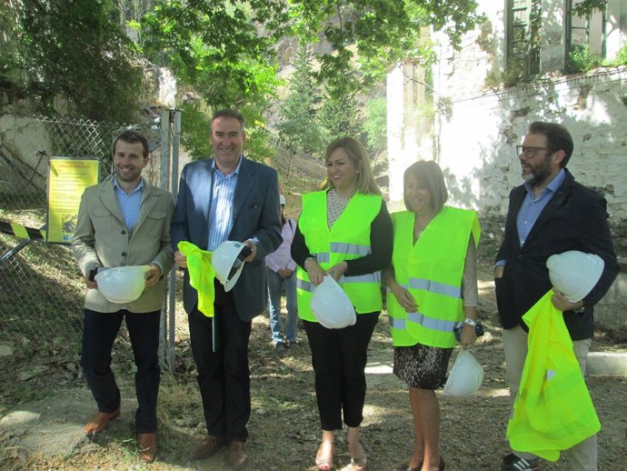 La consejera de Medio Ambiente visitando las termas de Jabalcuz