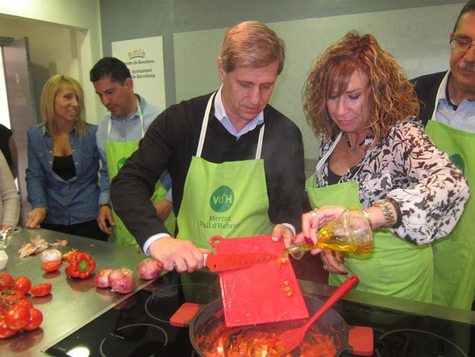Alberto Fernández en un curso de cocina