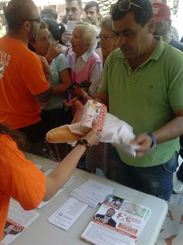 PXL reparte comida en su campaña electoral.