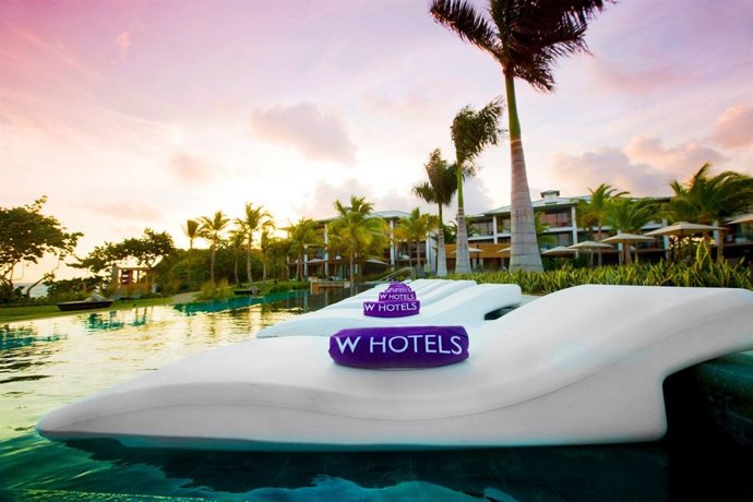 W Hotels Terraza y piscina