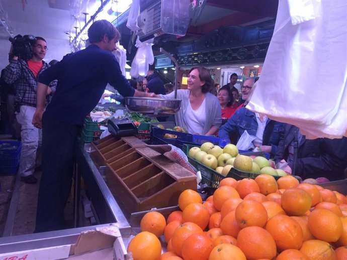 La candidata Ada Colau (BComú) en el mercado de Hostafrancs