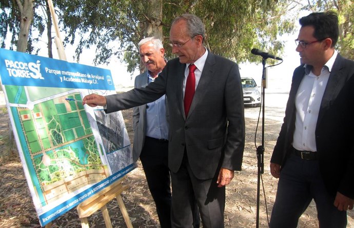 El alcalde de Málaga De la Torre con José del Río y Pomares en Arraijanal