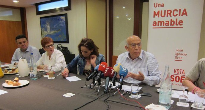 José Ignacio Gras, candidato del PSOE, en un desayuno balance con los medios