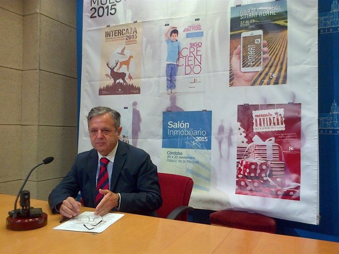 Salvador Fuentes ante los carteles de las ferias comerciales de este año