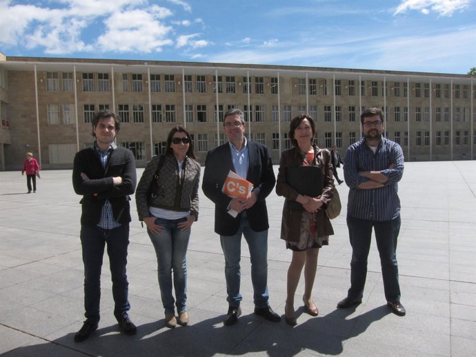 San Martín, en el centro, con miembros de su candidatura