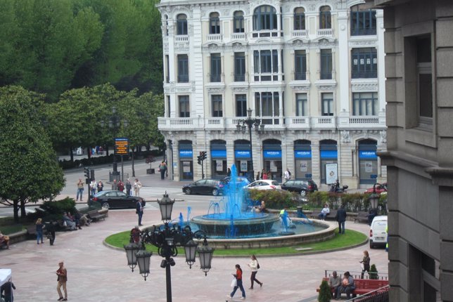 Plaza de La Escandalera, con el agua azul