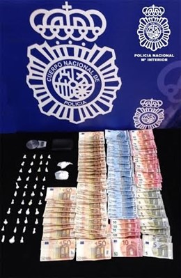Cocaína y dinero hallado en un piso del Torrejón, en Huelva.