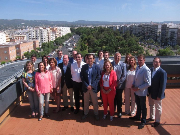 José Antonio Nieto con miembros de su candidatura en 2015