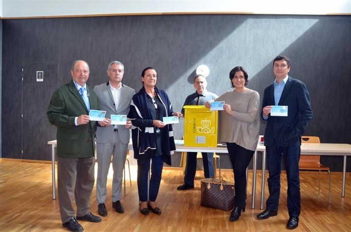 Reparto de sobres con el sello conmemorativo sobre la Virgen del Mar