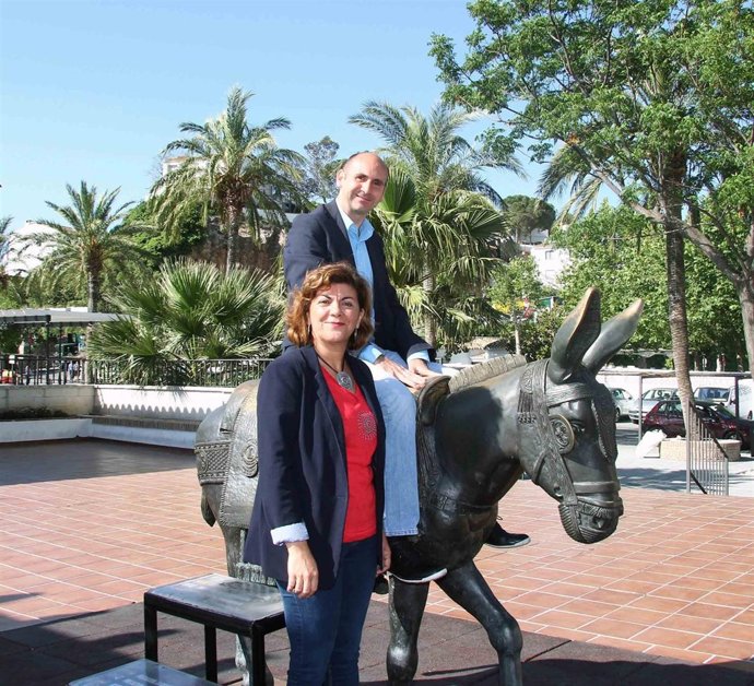 Fuensanta Lima y Francisco Conejo Mijas estatua burro PSOE