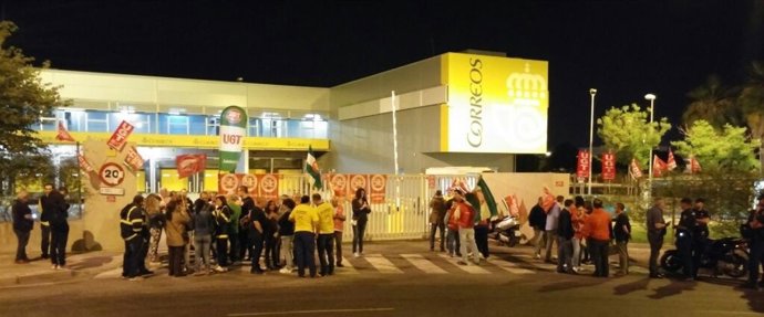 Paros en Correos en Sevilla, centro de La Negrilla