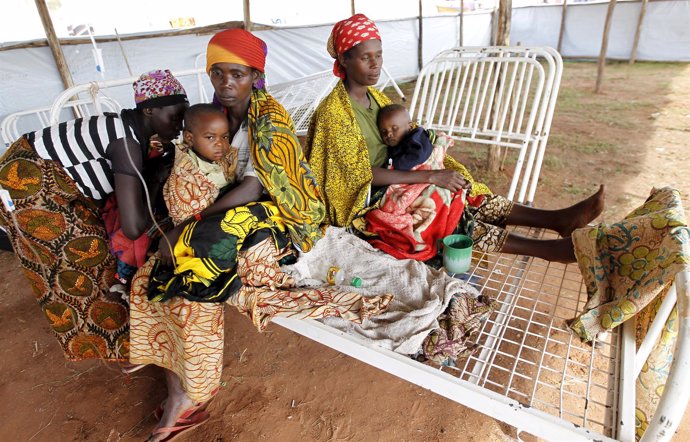 Refugiados burundeses en Tanzania en una clínica