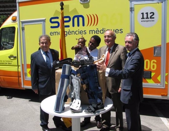 El conseller Boi Ruiz entrega una ambulancia a representantes de Malawi